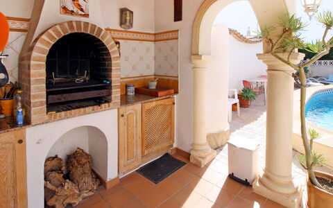 Estrella: Eigentum, Pflanze, Interior Design, Zimmerpflanze, Wand, Fussboden, Holz, Fenster, Grundeigentum, Wohnzimmer