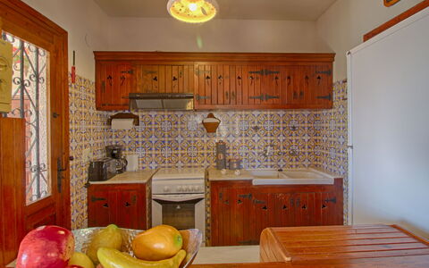 Estrella: Eigentum, Möbel, Tabelle, Cabinetry, Holz, Beleuchtung, Interior Design, Fenster, Gelb, Schublade