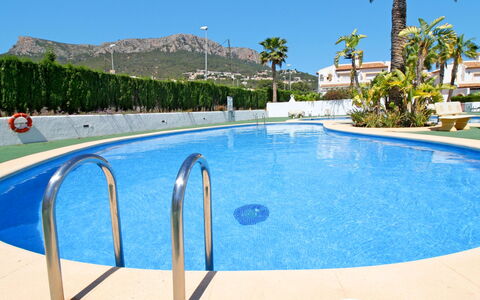 Calpe Calp 1075: Wasser, Himmel, Eigentum, Schwimmbad, Pflanze, Azurblau, Schatten, Gebäude, Baum, Gewässer
