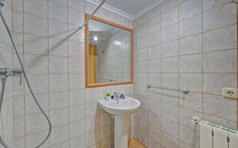 Calpe Calp 1075: Zapfhahn, Spiegel, Armatur, Eigentum, Sinken, Bad Sink, Badezimmer, Gebäude, Holz