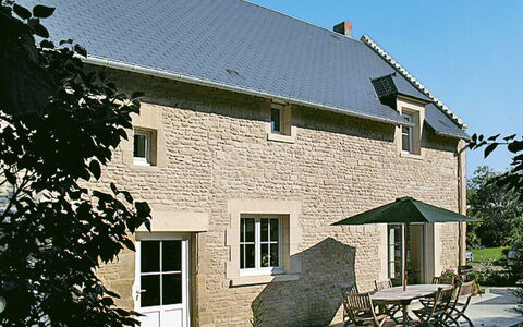 Gîte de L'Epine: Pflanze, Himmel, Fenster, Gebäude, Haus, Hütte, Abstellgleis, Wohngebiet, Grundeigentum