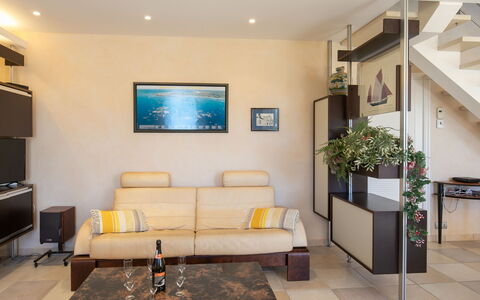 Ty Pors Ar Pagn: Möbel, Interior Design, Couch, Flooring, Wand, Zimmer, Wohnzimmer, Fussboden, Decke, Holz