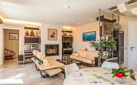 Ty Pors Ar Pagn: Möbel, Interior Design, Couch, Flooring, Fussboden, Decke, Wohnzimmer, Zimmer, Holz, Fernsehen