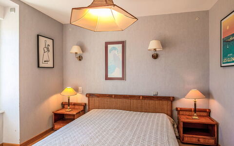 Ty Pors Ar Pagn: Möbel, Bett, Schlafzimmer, Interior Design, Bedding, Fussboden, Wand, Bettdecke, Holz, Zimmer