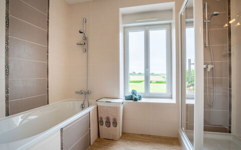 L'Oasis: Badewanne, Eigentum, Armatur, Fenster, Holz, Interior Design, Badezimmer, Fussboden, Haus