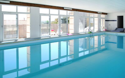 Mimizan 698: Wasser, Gebäude, Daytime, Fenster, Azurblau, Himmel, Die Architektur, Fussboden, Flooring, Schwimmbad