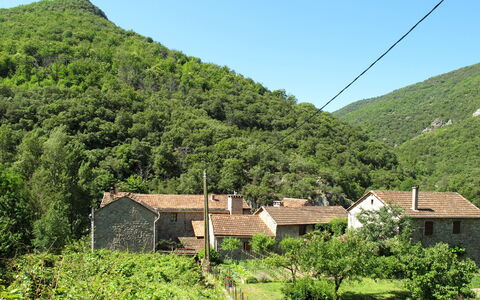 Chassezac: Pflanze, Himmel, Eigentum, Pflanzengemeinschaft, Ökoregion, Grün, Blatt, Hochland, Berg, Natürlichen Umgebung