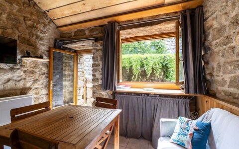 Chassezac: Eigentum, Möbel, Tabelle, Holz, Beleuchtung, Fenster, Interior Design, Fussboden, Flooring, Hartholz