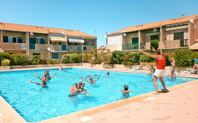 Gruissan 706: Schwimmbad, Freizeit, Resort, Freizeitzentrum, Eigentum, Urlaub, \Stadt, Gebäude, Sommer, Hotel