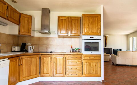 Les Oliviers: Braun, Cabinetry, Countertop, Möbel, Gebäude, Schublade, Sinken, Holz, Küche, Zapfhahn