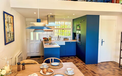 La Maison Bleue: Möbel, Interior Design, Flooring, Holz, Decke, Fussboden, Küche, Countertop, Cabinetry, Light Fixture