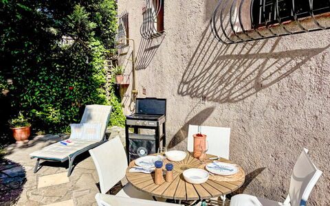 La Maison Bleue: Möbel, Gartenmöbel, Stuhl, Tisch Im Freien, Blumentopf, Kaffetisch, Terrasse, Garten, Hinterhof, Zimmerpflanze