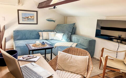 La Maison Bleue: Möbel, Interior Design, Holz, Flooring, Fussboden, Zimmer, Wohnzimmer, Couch, Beleuchtung, Zuhause