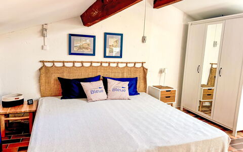La Maison Bleue: Bett, Möbel, Bedding, Schlafzimmer, Bettdecke, Interior Design, Linens, Holz, Fussboden, Flooring