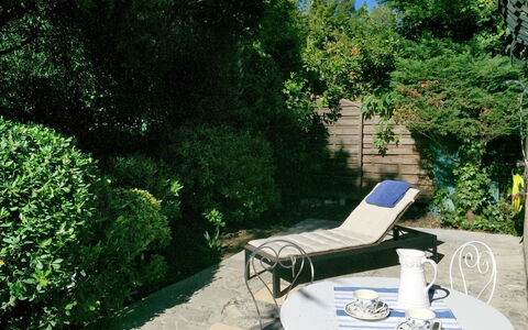 La Maison Bleue: Möbel, Eigentum, Garten, Haus, Baum, Stuhl, Strauch, Terrasse, Tabelle, Gartenmöbel
