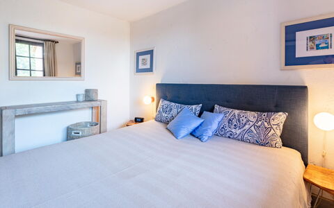 La Maison Bleue: Spiegel, Zapfhahn, Armatur, Bad Sink, Sinken, Eigentum, Weiss, Badezimmer, Pflanze