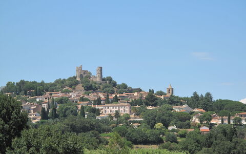 La Maison Bleue: Baum, Vegetation, Menschliche Siedlung, Dorf, Vorort, Bergdorf, Horizont