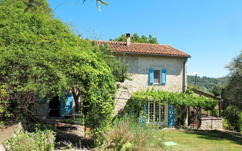 Mas de L'Adrech: Pflanze, Himmel, Fenster, Gebäude, Pflanzengemeinschaft, Natürliche Landschaft, Grundstueck, Haus, Baum, Hütte