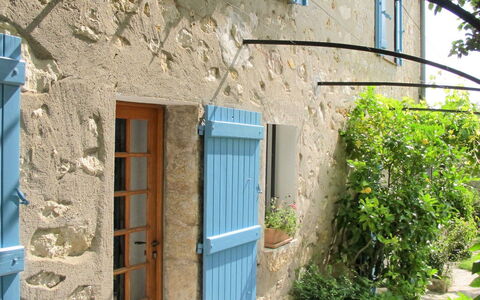 Mas de L'Adrech: Fenster, Pflanze, Gebäude, Tür, Blau, Holz, Haus, Strassenbelag, Fassade