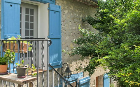 Mas de L'Adrech: Pflanze, Gebäude, Eigentum, Fenster, Himmel, Wolke, Blumentopf, Tür, Haus, Hütte