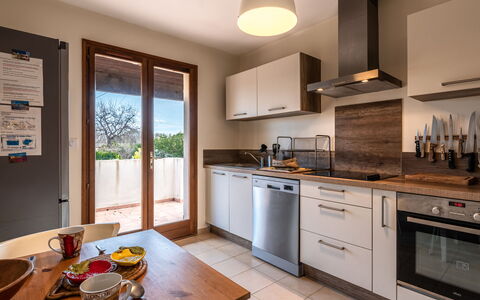 Agula Marina: Cabinetry, Countertop, Eigentum, Möbel, Tabelle, Küche, Holz, Interior Design, Herd, Küchengerät