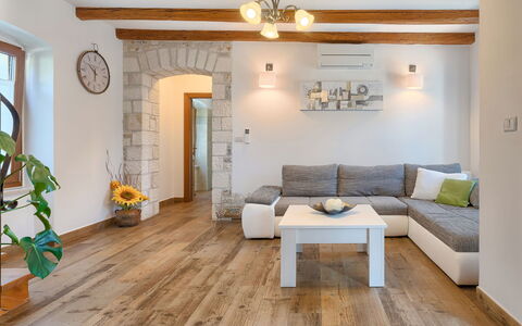 The Mulberry Stonehouse: Zimmer, Wohnzimmer, Eigentum, Interior Design, Holzboden, Fussboden, Möbel, Gebäude, Decke, Hartholz