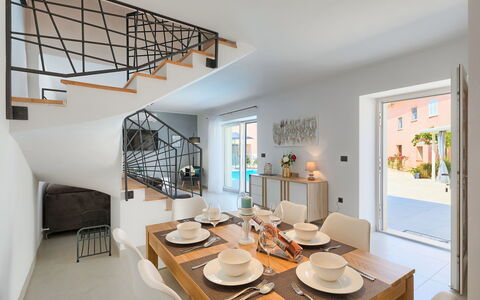 Villa Karmen: Eigentum, Zimmer, Gebäude, Decke, Möbel, Interior Design, Haus, Grundeigentum, Tabelle, Esszimmer