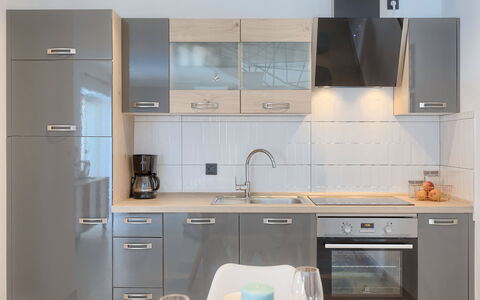 Villa Karmen: Zapfhahn, Cabinetry, Sinken, Spüle, Möbel, Countertop, Armatur, Herd, Küchengerät, Küche