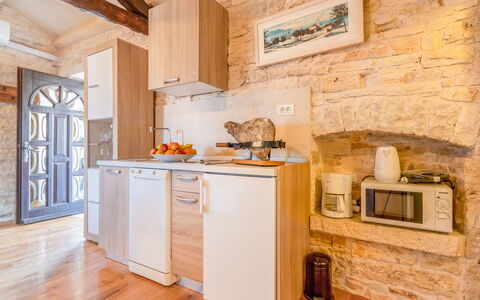 Botra Maria: Zimmer, Countertop, Küche, Eigentum, Möbel, Cabinetry, Fussboden, Gebäude, Interior Design, Holzboden