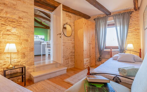 Botra Maria: Möbel, Gebäude, Komfort, Holz, Interior Design, Fenster, Bilderrahmen, Lampe, Fussboden, Tabelle