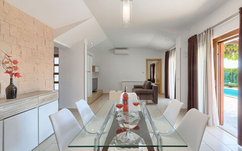 Florens: Zimmer, Eigentum, Esszimmer, Interior Design, Gebäude, Möbel, Tabelle, Grundeigentum, Haus, Fussboden