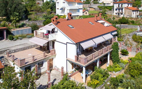 Lovran 702: Dach, Wohngebiet, Eigentum, Nachbarschaft, \Stadt, Gebäude, Haus, Menschliche Siedlung, Grundeigentum, Luftaufnahmen