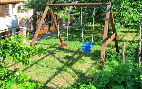 Lovran 702: Schwingen, Hinterhof, Spielmittel, Gras, Garten, Öffentlicher Raum, Spielplatz, Garten, Pflanze, Abspielen