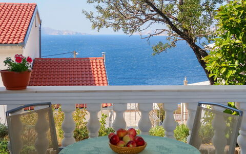 Donata: Zimmer, Haus, Interior Design, Grundeigentum, Zuhause, Urlaub, Gebäude, Balkon, Tabelle, Pflanze
