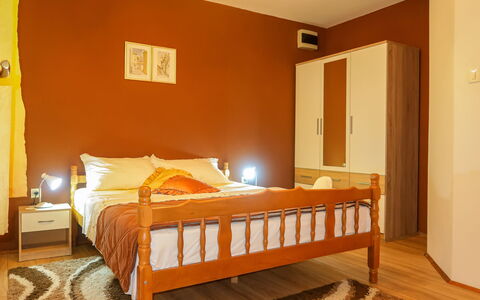 Donata: Bett, Möbel, Zimmer, Schlafzimmer, Bettrahmen, Matratze, Bettdecke, Fussboden, Eigentum, Bedding