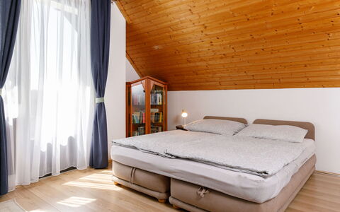 Antal: Schlafzimmer, Interior Design, Bett, Flooring, Holz, Fussboden, Möbel, Bettdecke, Bedding, Textil
