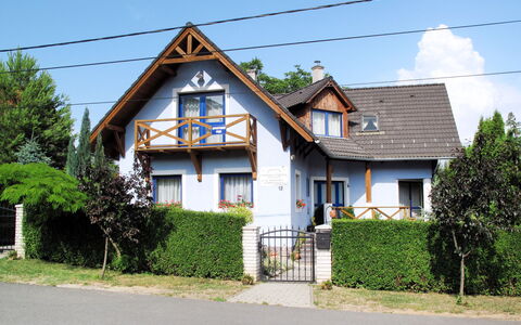 Emöke: Himmel, Pflanze, Gebäude, Eigentum, Fenster, Haus, Baum, Wolke, Grundstueck, Hütte