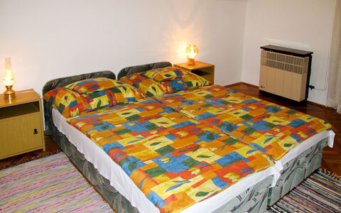 Sport: Schlafzimmer, Bett, Bettdecke, Möbel, Zimmer, Bedding, Bettrahmen, Eigentum, Matratze, Fussboden