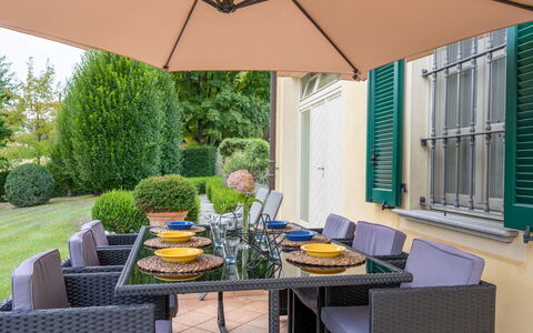 Villa Carlotta: Tabelle, Pflanze, Möbel, Eigentum, Schatten, Stuhl, Interior Design, Gartenmöbel, Beleuchtung, Gebäude