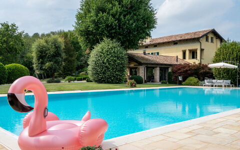 Villa Carlotta: Wasser, Himmel, Pflanze, Wolke, Natur, Azurblau, Blau, Gebäude, Baum, Schwimmbad
