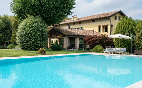 Villa Carlotta: Wasser, Pflanze, Gebäude, Eigentum, Himmel, Schwimmbad, Azurblau, Baum, Wolke, Haus