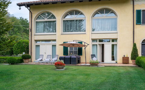 Villa Carlotta: Pflanze, Gebäude, Fenster, Himmel, Die Architektur, Haus, Baum, Tür, Gras, Wohngebiet