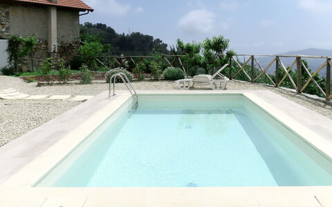 Casa U Baregu: Schwimmbad, Eigentum, Wasser, Freizeit, Haus, Grundeigentum, Gebäude, Die Architektur, Verbundwerkstoff, Urlaub