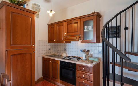 Casa U Baregu: Countertop, Cabinetry, Möbel, Eigentum, Gebäude, Küche, Schublade, Holz, Interior Design, Beleuchtung