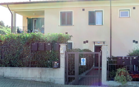 Roseto: Pflanze, Fenster, Gebäude, Tür, Grundstueck, Nachbarschaft, Haus, Wohngebiet, Wand
