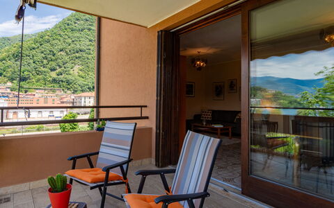 Gaggetto: Pflanze, Eigentum, Möbel, Stuhl, Tabelle, Interior Design, Schatten, Zimmerpflanze, Blumentopf, Holz