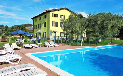 Bardolino 702: Wasser, Himmel, Wolke, Gebäude, Eigentum, Pflanze, Schwimmbad, Azurblau, Schatten, Baum