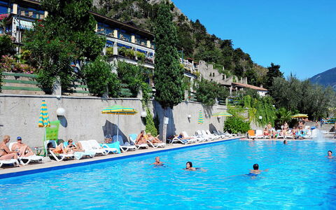 La Limonaia: Wasser, Gebäude, Himmel, Schwimmbad, Azurblau, Baum, Pflanze, Erholung Im Freien, Küsten Und Ozeanische Forms, Berg
