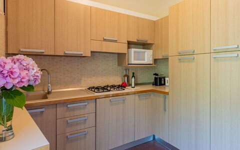 Garda 713: Cabinetry, Countertop, Blume, Gebäude, Küchengerät, Herd, Interior Design, Spüle, Küche, Holz