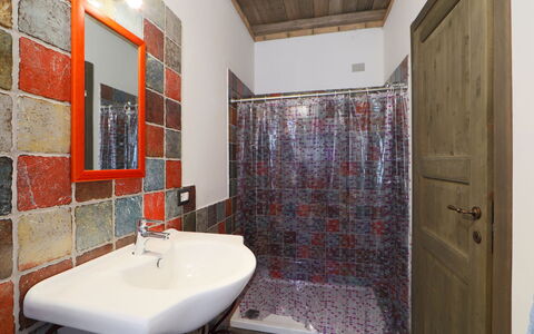 Oliviola: Zimmer, Eigentum, Badezimmer, Wand, Gebäude, Grundeigentum, Haus, Interior Design, Fussboden, Fliese